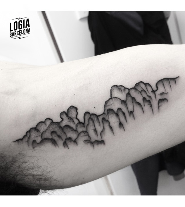 tatuaje_biceps_montserrat_walkin_logia_barcelona