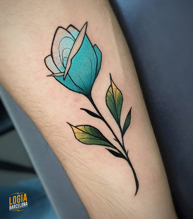 tatuaje_brazo_rosa_azul_logia_barcelona_pablo_cano