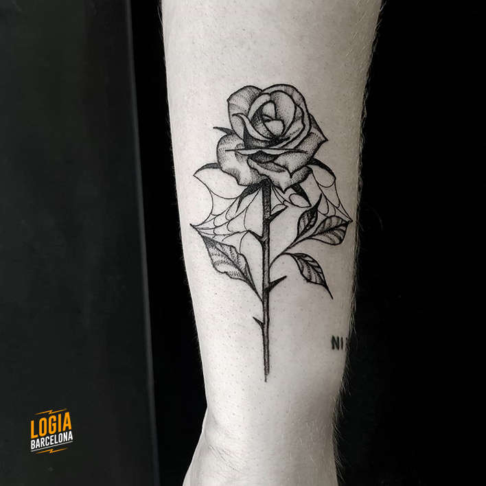 mejores tatuadores barcelona - tatuaje rosa - Logia Tattoo Sulsu