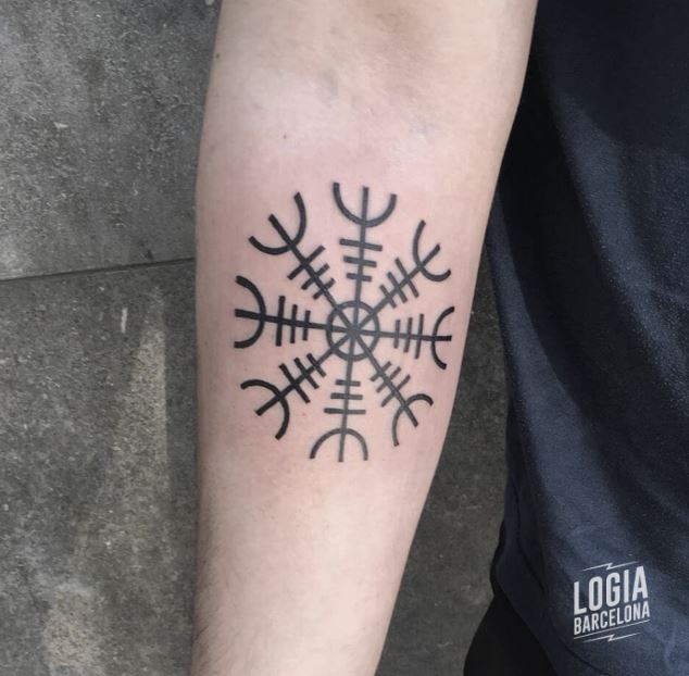 tatuaje runas vikingas Aegishjalmur tattoo