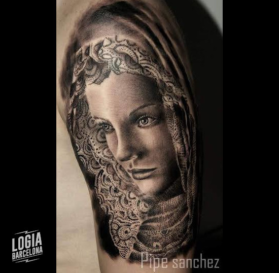 tatuaje virgen mantilla hombro- Logia Barcelona Pipe Sanchez