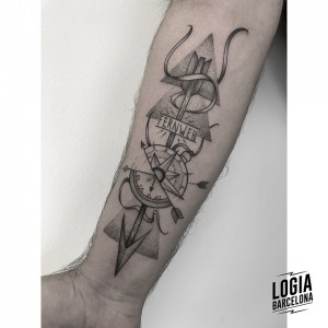 blackwork tattoo - brujula - Logia Barcelona  