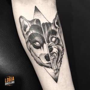 blackwork tattoo - lobo - Logia Barcelona  