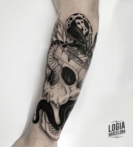 blackwork tattoo - calavera serpiente - Logia Barcelona  