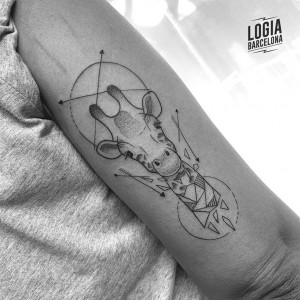 tatuajes puntillismo - jirafa - Logia Barcelona 