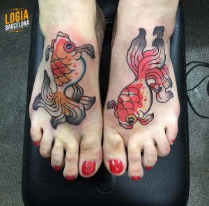 Tatuaje de peces japoneses en los pies Logia Barcelona
