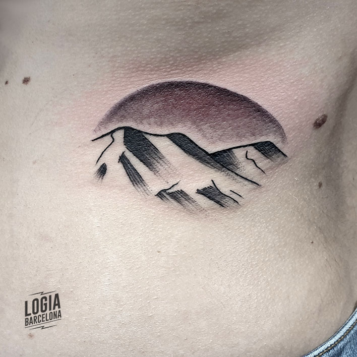 tatuajes pequeños para hombres montaña