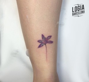 Tatuaje walk in flor tobillo - Logia Barcelona