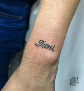 Tatuaje walk in nombre muñeca - Logia Barcelona