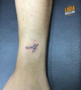 Tatuaje walk in lettering - Logia Barcelona