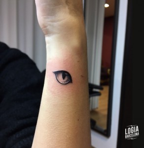 Walk In tattoo ojo de gato - Logia Barcelona