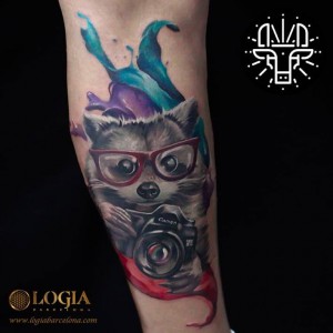 tatuaje-brazo-mapache-camara-logiabarcelona-alexei-02   