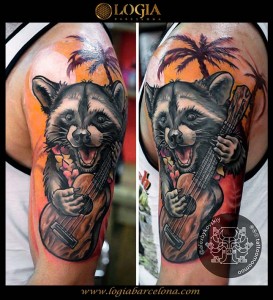 tatuaje-hombro-mapache-Logia-Barcelona-Alexei         