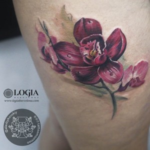 tatuaje-muslo-flores-logiabarcelona-alexei-   