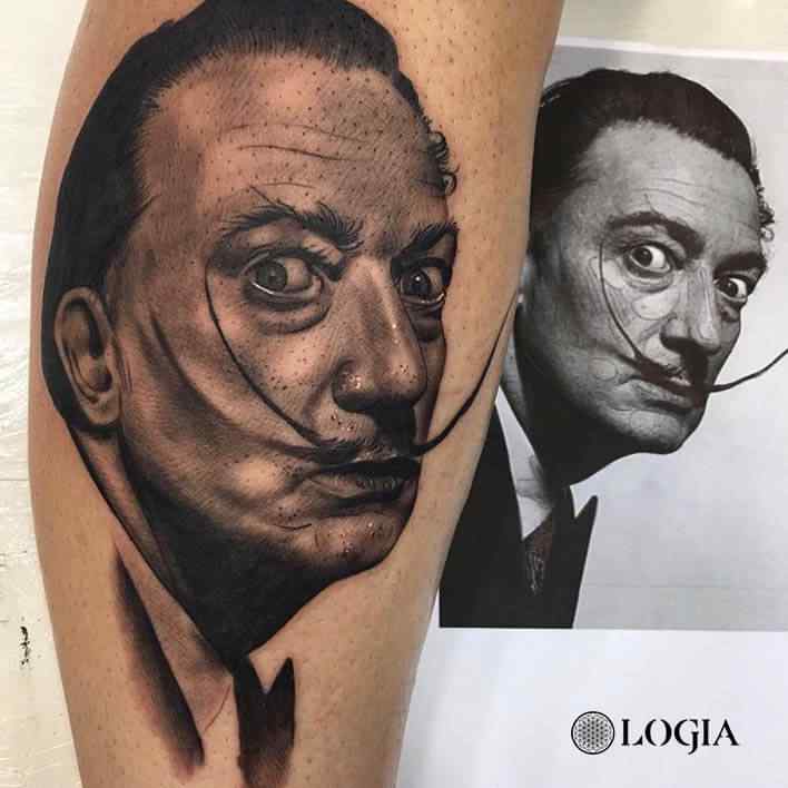 Realismo tatuaje retrato Dalí Logia Barcelona