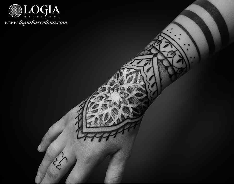 Tatuaje brazalete mandala mehndi logia barcelona