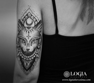 tatuaje-brazo-gato-egipcio-mandala-logiabarcelona-beve      