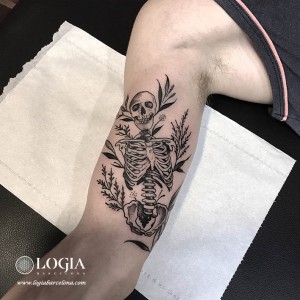 tatuaje-esqueletos-brazo-logiabarcelona-beve      