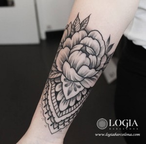 tatuaje-mandala-floral-brazo-logiabarcelona-beve        