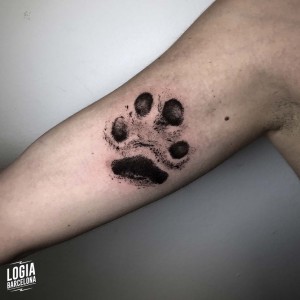 tatuaje_brazo_pisada_perro_logiabarcelona_davids