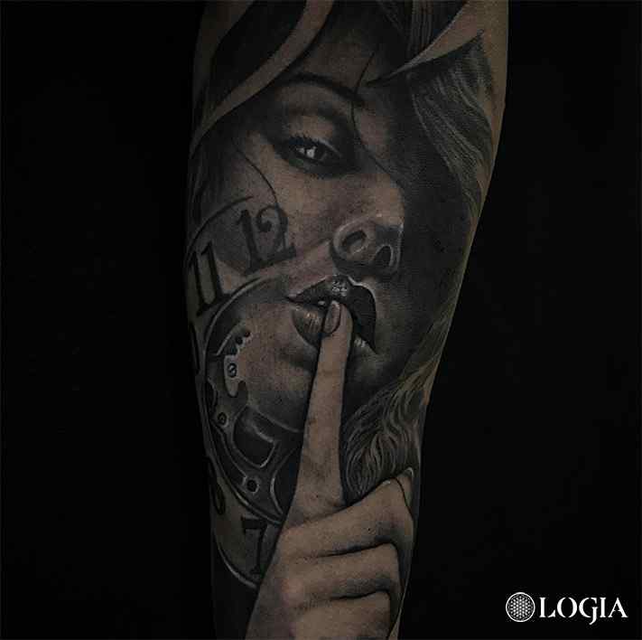 tatuaje chicano mujer reloj logia barcelona