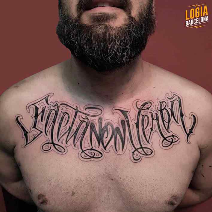 tatuaje frase lettering facta non verba logia barcelona