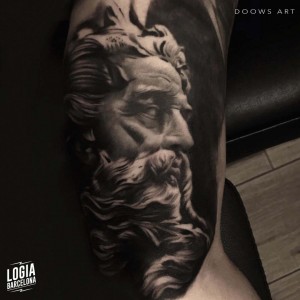 tatuaje_blackwork_cara_filosofo_griego_brazo_logiabarcelona_doows 