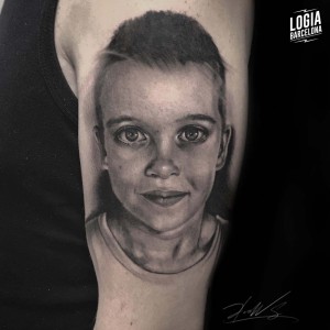 tatuaje_blackwork_cara_niño_brazo_logiabarcelona_doows 