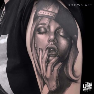 tatuaje_blackwork_chica_gorra_brazo_logiabarcelona_doows 