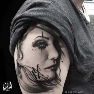 tatuaje_blackwork_chica_lettering_brazo_logiabarcelona_doows 