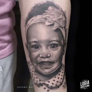 tatuaje_blackwork_niña_lazo_brazo_logiabarcelona_doows