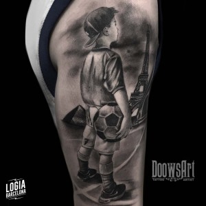 tatuaje_blackwork_niño_futbol_torre_effiel_brazo_logiabarcelona_doows 