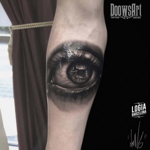 tatuaje_blackwork_ojo_grande_brazo_logiabarcelona_doows