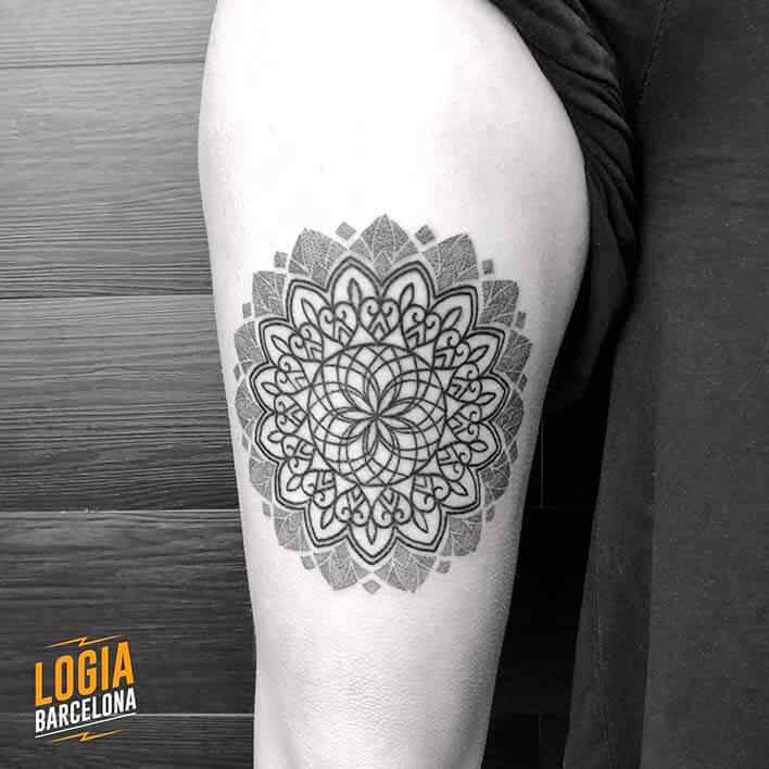 tatuaje mandala tatuador Ferran Torre Logia Barcelona