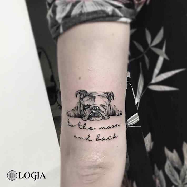 tatuaje encima del codo perro logia barcelona