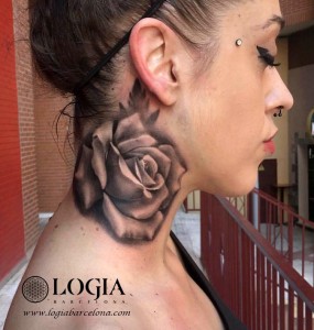 tatuaje-cuello-rosa-Logia-Barcelona-Grego     