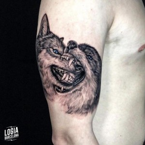 tatuaje_brazo_lobos_logiabarcelona_henrique