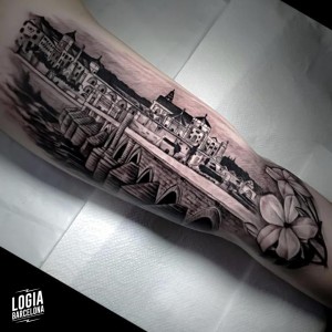 tatuaje_brazo_paisaje_puente_logiabarcelona_henrique