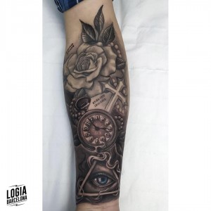 tatuaje_brazo_reloj_ojo_crucifijo_logiabarcelona_henrique