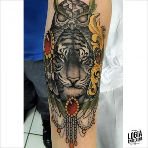 tatuaje_brazo_tigre_buho_logiabarcelona_henrique