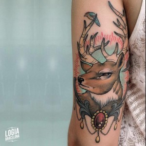 tatuaje_codo_ciervo_logiabarcelona_henrique