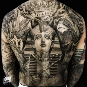 tatuaje_espalda_faraon_egipcio_logiabarcelona_henrique