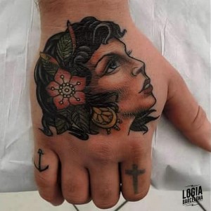 tatuaje_mano_cara_mujer_logiabarcelona_henrique