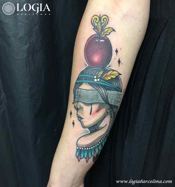 tatuaje-brazo-mujer-adorno-color-logia-barcelona-illy    