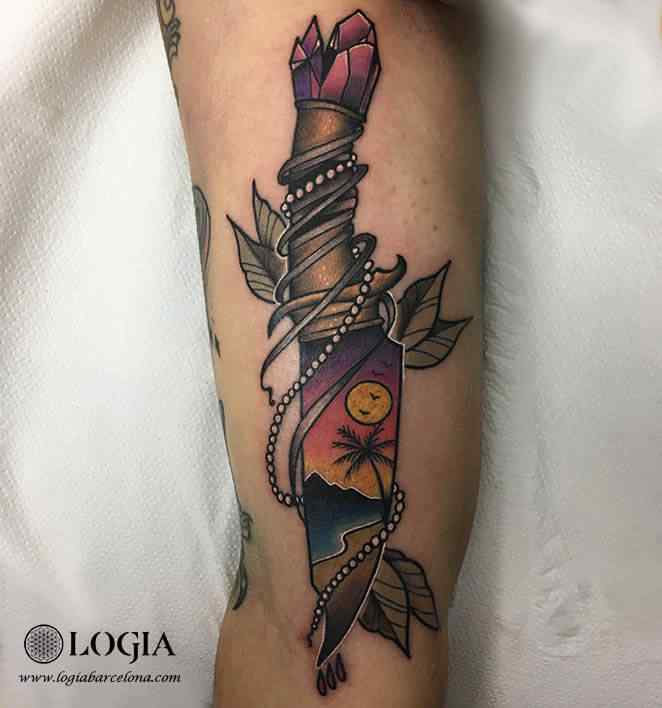 tatuaje-brazo-mujer-cuchillo-color-logia-barcelona-illy 