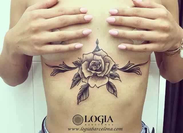 tatuaje-esternon-rosa-logia-barcelona-illy    