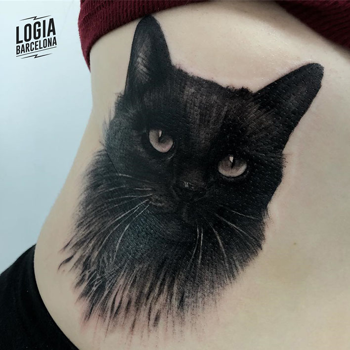 Tatuaje Gato Negro Realista Costillas Logia Barcelona
