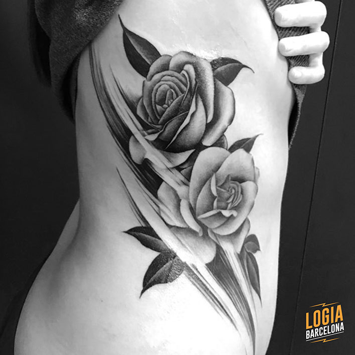 tatuaje de rosas en las costillas tatuador Javier Jas Logia Barcelona