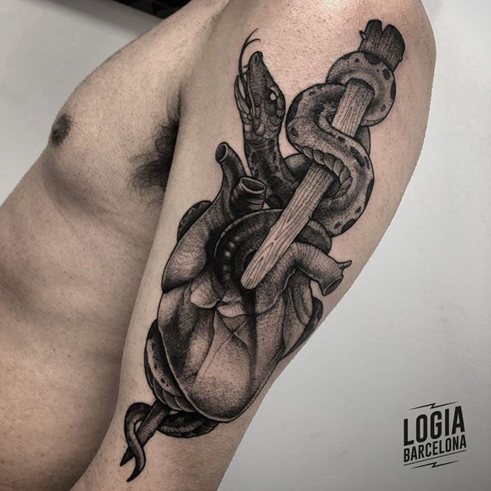 tatuaje de serpiente en el brazo Logia Barcelona