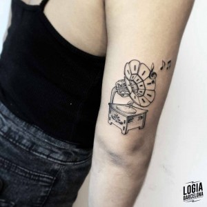 tatuaje_gramofono_brazo_logiabarcelona_jhonny